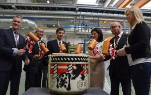 Kagami-wari - japoński zwyczaj, ceremonialne rozbicie beczki z sake, który ma przynieść szczęście nowej inwestycji Nifco