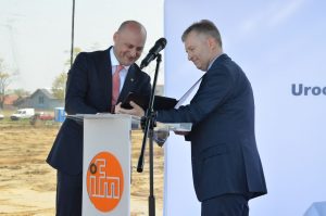 Tomasz Jakacki, wiceprezes WSSE „INVEST-PARK” wręczył Andrzejowi Durdyniowi pamiątkowy agat – przyznawany przedsiębiorcom za szczególne osiągnięcia w wałbrzyskiej strefie