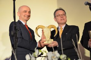 Wiceprezes Toyota Motor Manufacturing Poland, Dariusz Mikołajczak wręczył statuetkę w kategorii „Firma Odpowiedzialnego Biznesu”. „Muflona” odebrał Hiramatsu Yasushi , prezes Daicel Safety Systems Europe