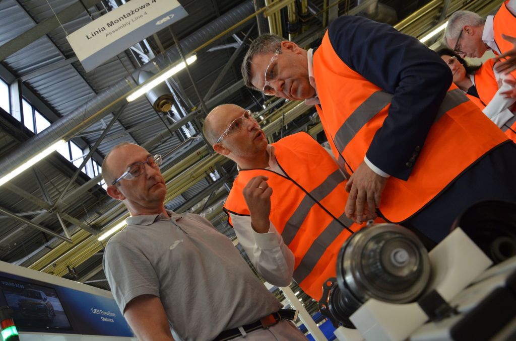 Wicepremier Janusz Piechociński zwiedził nowoczesną fabrykę GKN, spotkał się z pracownikami i poznał proces produkcji komponentów zgodny z technikami metodologii Lean