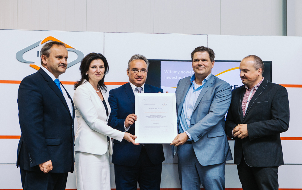 A permit to conduct business activity in the Wałbrzych zone was symbolically granted during the ceremony. From the left: Teodor Stępa, Deputy President of the WSEZ “INVEST-PARK”; Ilona Antoniszyn-Klik, Deputy Minister of Economy; Piotr Roman, Mayor of Bolesławiec; Joost van Helden, board member of Favorite Gifts Print Europe; Paweł Zech, Managing Director of Favorite Gifts Print Europe in Bolesławiec.